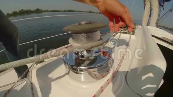 男子在帆船上系绳船员在甲板上工作视频的预览图