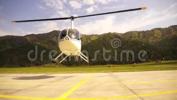 直升机起飞小型轻型航空螺旋桨叶片的底部视图视频的预览图
