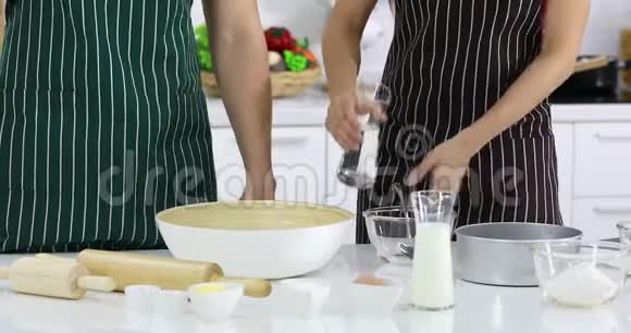两个人在厨房做面包店视频的预览图