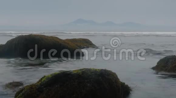 在美丽的岩石海岸的背景下海浪石头从水里往外看时间推移视频的预览图
