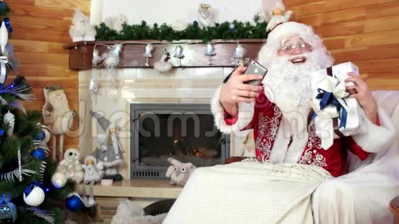 圣诞老人带礼物自拍狗仔用智能手机自拍圣诞照片视频的预览图