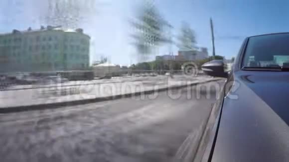 阳光明媚的夏日汽车在城市街道上行驶的时间流逝视频的预览图