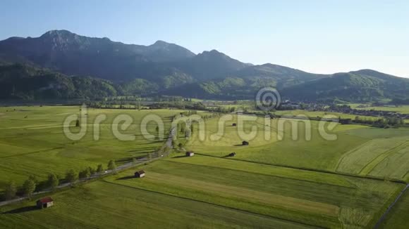 巴伐利亚阿尔卑斯山全景的空中与绿色草地视频的预览图