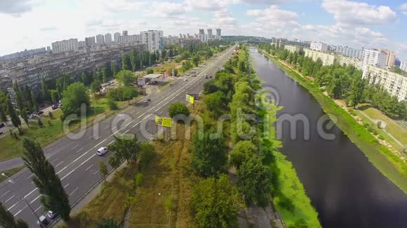 宁静的城市道路河流和壮丽的天空的空中拍摄视频的预览图