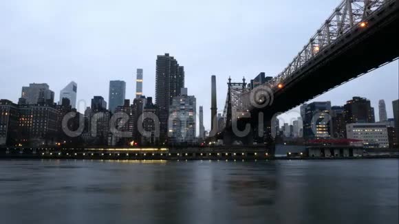 大城市的时间流逝摩天大楼夜桥视频的预览图