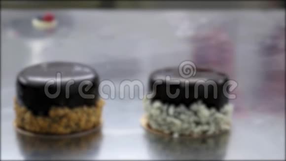 两个单份蛋糕躺在桌子上镜头聚焦再次失去焦点视频的预览图