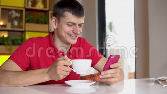 咖啡时间男人在喝咖啡时用手机视频的预览图