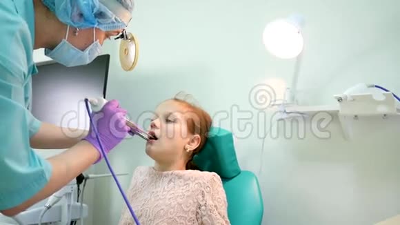 耳鼻喉科接待儿童洛尔医生治疗生病的儿童治疗心绞痛的仪器治疗视频的预览图