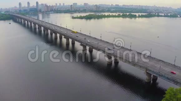 天桥横跨美丽的河流繁忙的汽车交通视频的预览图