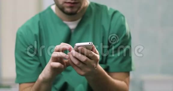 穿西装的K医生4在他的手机上打字视频的预览图