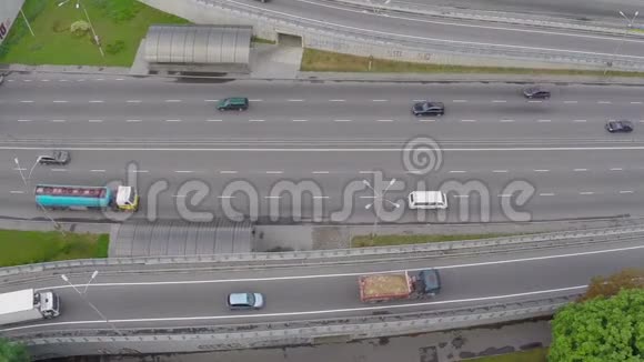 空中交通驾驶繁忙的城市高速公路垂直射击视频的预览图