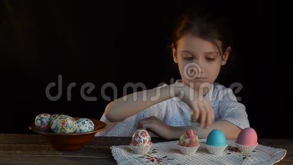 女孩在托盘里玩复活节彩蛋视频的预览图