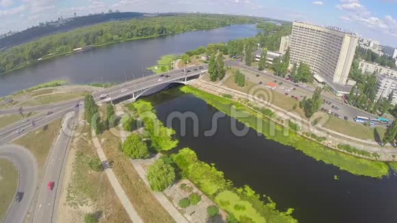 河上桥梁道路交通的高空拍摄视频的预览图
