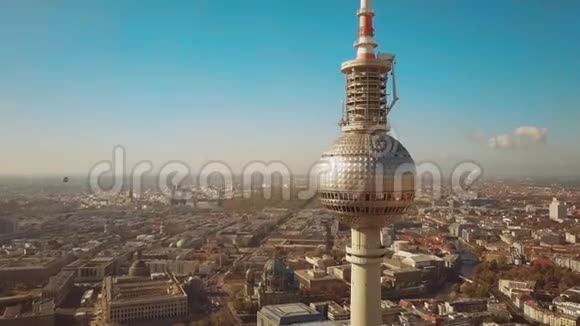 鸟瞰柏林城市景观和Fernsehturm或电视塔的细节德国视频的预览图