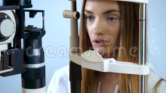 眼科医生眼检机的年轻女性患者视频的预览图