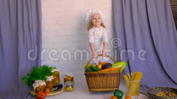 微笑萌娃提篮带健康食品蔬菜健康的饮食观念视频的预览图