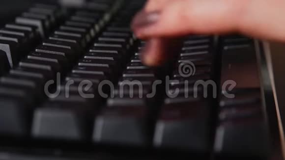 键盘特写的工作网上购物上网在家自由职业者团队合作的概念视频的预览图