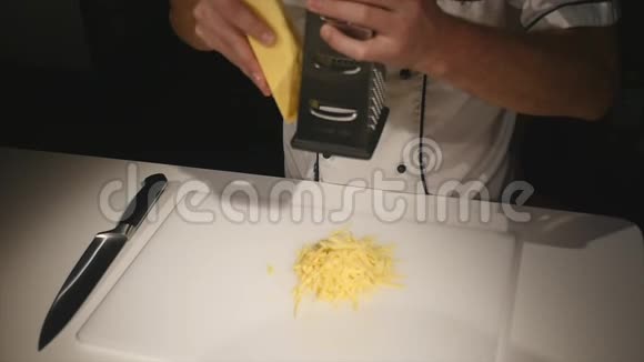厨师把奶酪涂在烤炉上视频的预览图