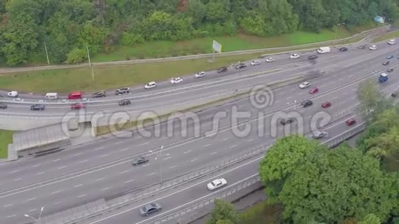 汽车慢慢地沿着城市道路行驶交通堵塞视频的预览图