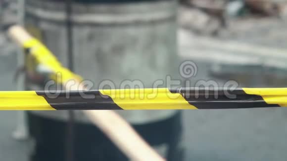 户外黄色黑条纹胶带警方调查线视频的预览图