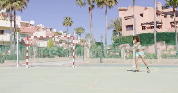 年轻女性在溜冰鞋上做运动视频的预览图