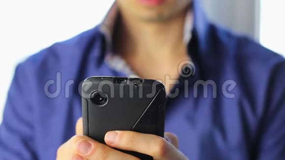 玩游戏的人使用带有摄像头的触摸电话发短信聚焦视频的预览图