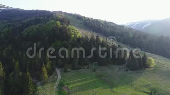 带着电梯飞越森林乌克兰喀尔巴阡山脉的鸟瞰图视频的预览图