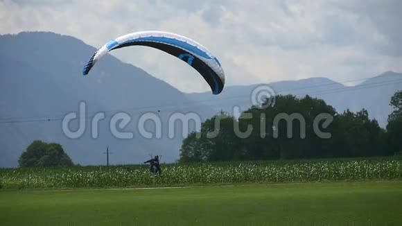 蓝色滑翔伞正在降落视频的预览图