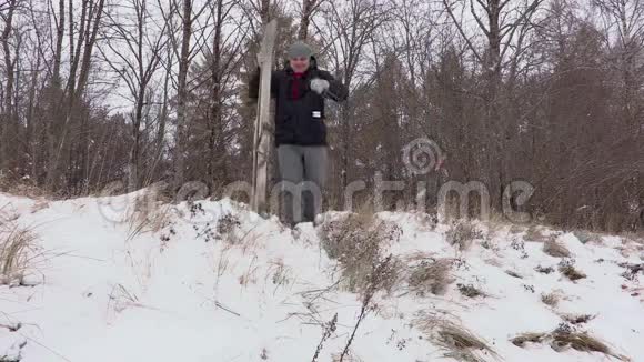 带着一对滑雪板的人倒在斜坡上视频的预览图