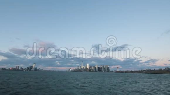 从斯塔顿岛渡轮俯瞰曼哈顿天际线视频的预览图
