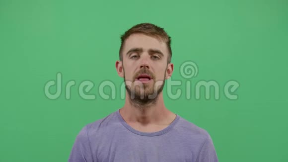 一个成年人放屁的舌头视频的预览图