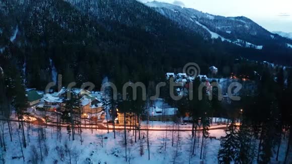 冬天美丽的村庄视频的预览图