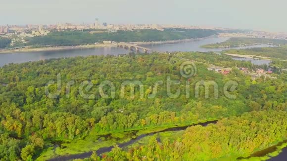 宽阔的河流中绿色雄伟的岛屿全景城市空中视频的预览图