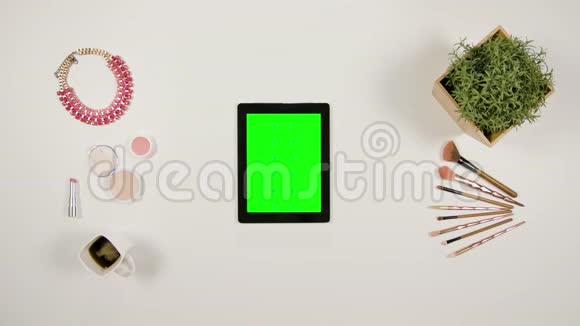 女士的手指在绿色触摸屏上滚动视频的预览图