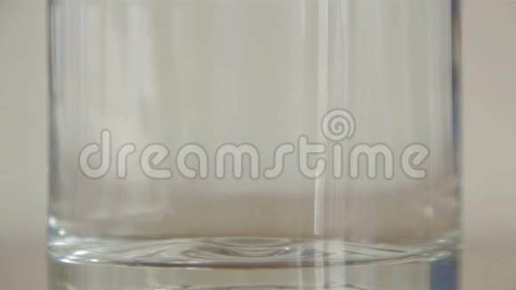 泡腾可溶片滴玻璃声溶解视频的预览图