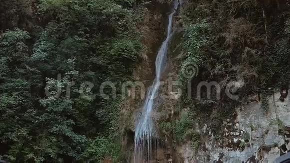高加索山脉山谷的瀑布视频的预览图
