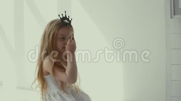 一个漂亮的小女孩在戴皇冠视频的预览图
