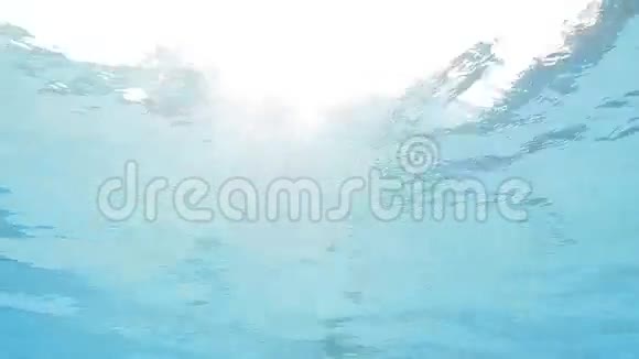 穿白色比基尼的性感金发女孩游泳蛙泳在水下表现良好视频的预览图