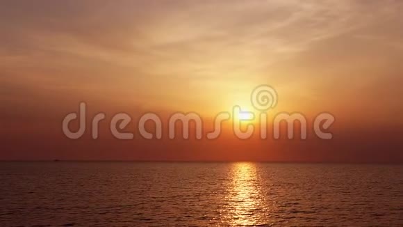 带云和波浪的日落海景视频的预览图