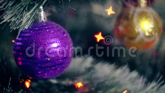 新年装饰圣诞树加兰灯视频的预览图