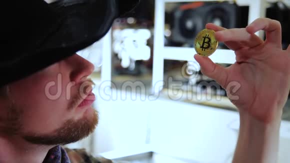 男人寻找并检查硬币的真实性视频的预览图