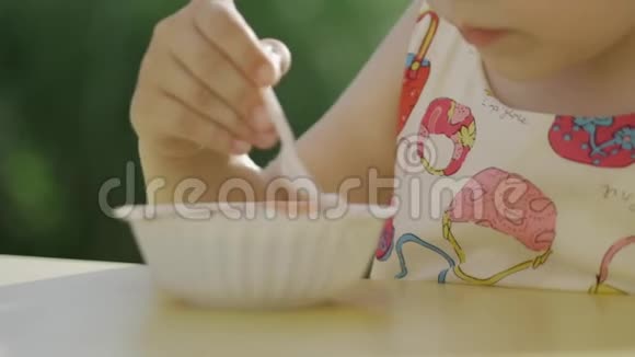 吃冰淇淋的小女孩一个小女孩吃冰淇淋4k视频的预览图