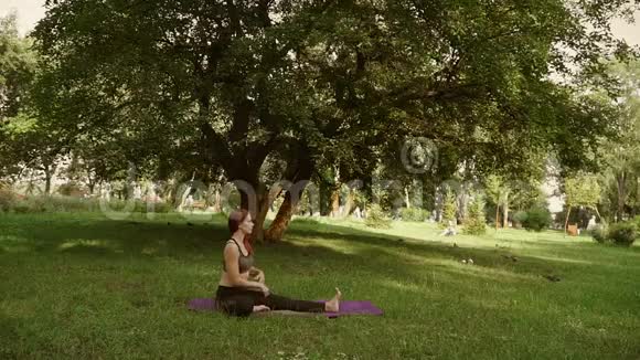 在公园做瑜伽的小女孩视频的预览图