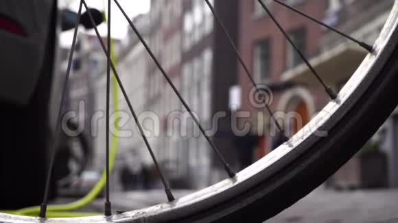 阿姆斯特丹一辆自行车轮背景电动车充电视频的预览图