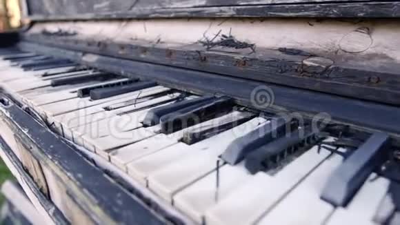 旧的直立钢琴一架旧钢琴的键盘概述第一架钢琴的键盘细节视频的预览图