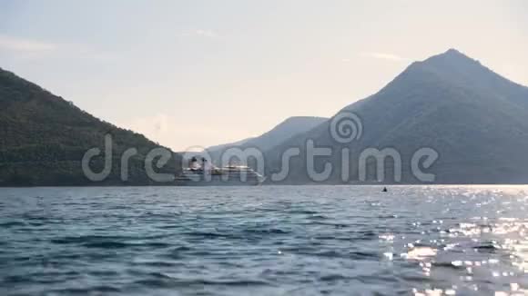 科托湾的白色游轮黑山的晴天视频的预览图