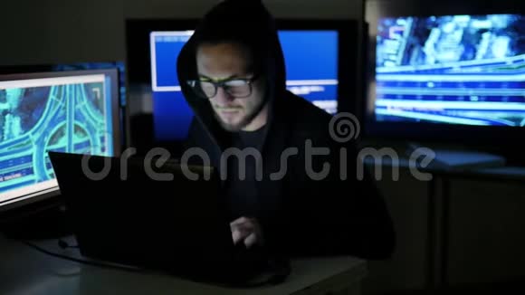 黑客肖像互联网间谍身份盗窃黑客使用笔记本电脑计算机渗透网络系统男性视频的预览图
