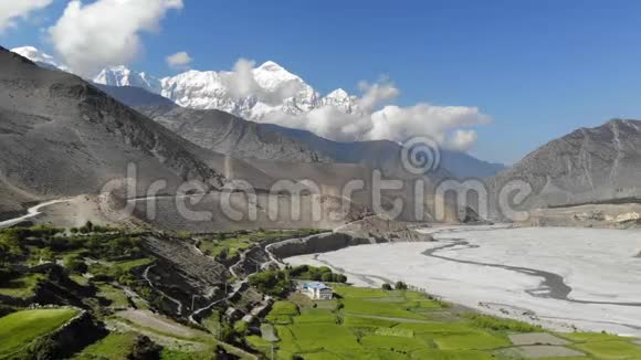 喜马拉雅山山谷的鸟瞰图视频的预览图