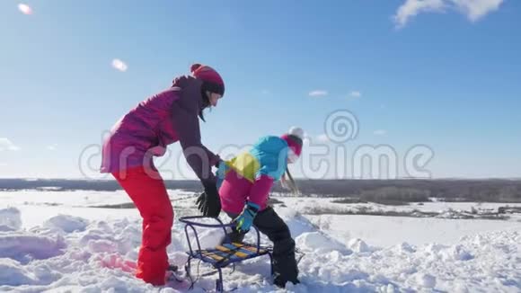 幸福的家庭母亲和孩子女儿在户外散步雪橇妈妈和孩子们的美丽家庭视频的预览图