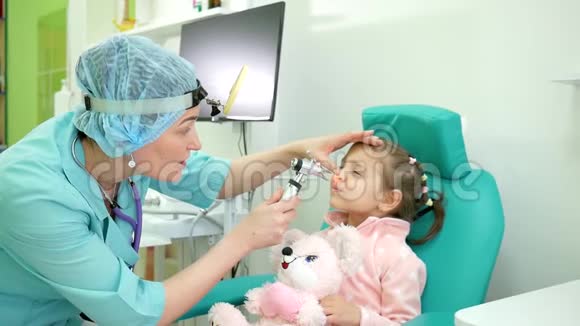 儿童体格检查健康预防耳鼻喉科医生咨询耳镜检查耳鼻喉科医生咨询视频的预览图